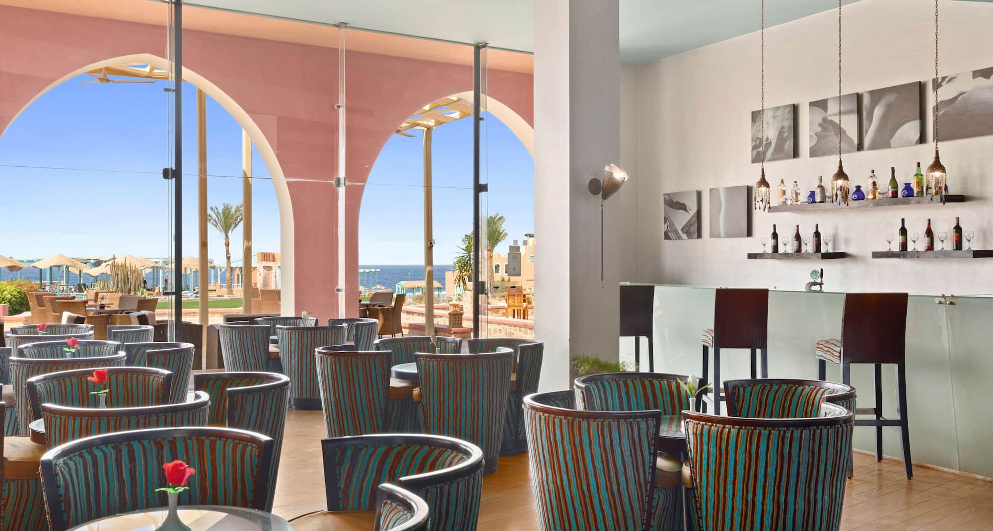 منتجع راديسون بلو القصير، بار وردهة Zar