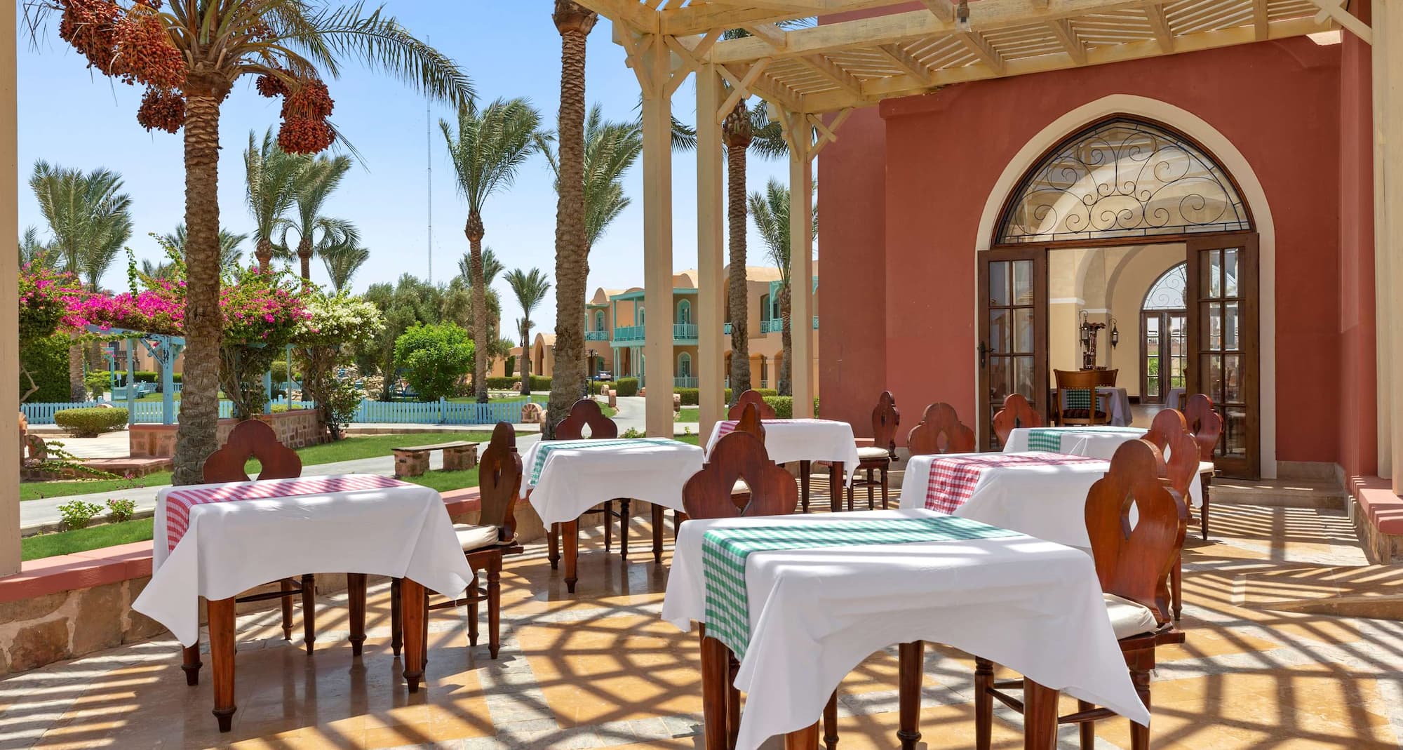 منتجع راديسون بلو القصير، بار Dolphin