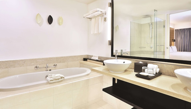 Radisson Blu Resort, Fiji Denarau Island Denarau Island - Guest room bath