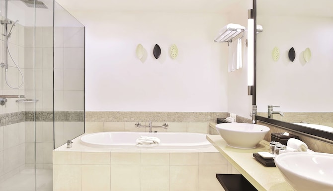 Radisson Blu Resort, Fiji Denarau Island Denarau Island - Guest room bath