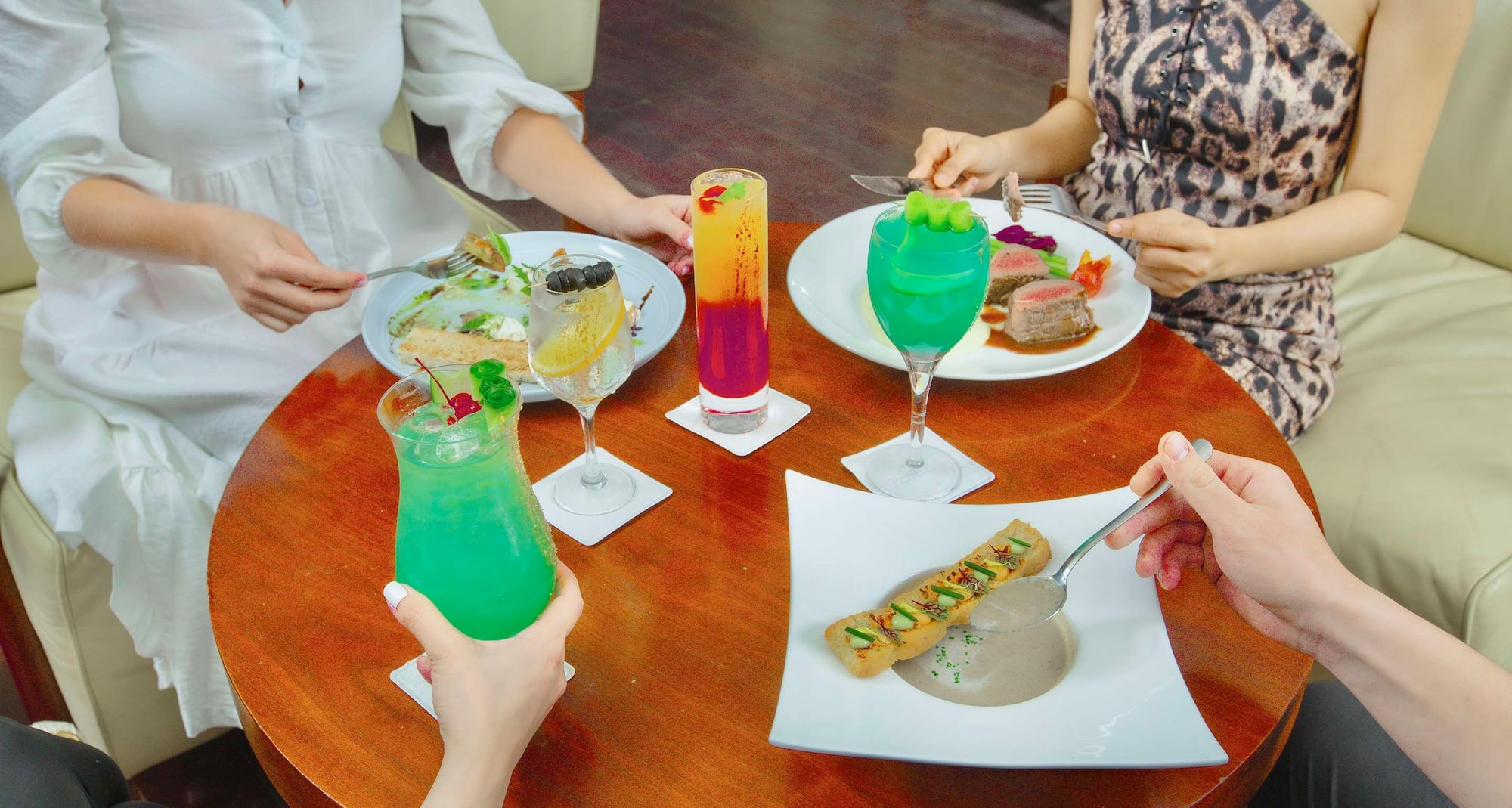 Radisson Blu Resort, Fujairah - The Lounge