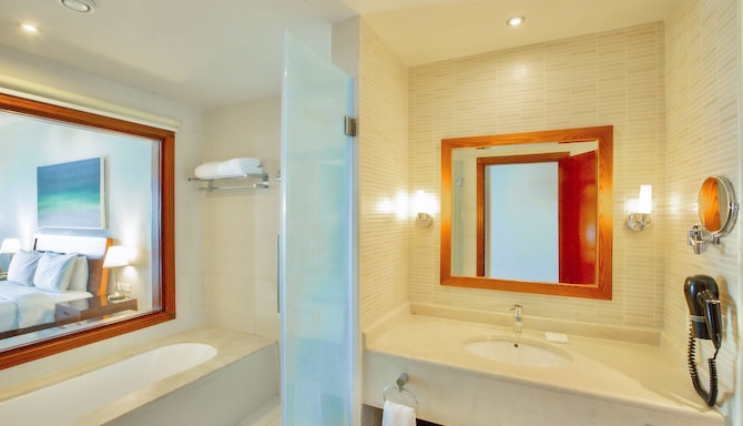 Radisson Blu Resort, Fujairah - Guest room bathroom