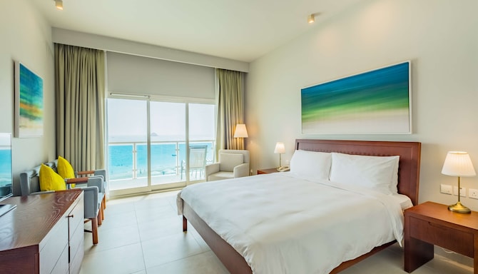 Radisson Blu Resort, Fujairah - Superior Room with ocean view and balcony