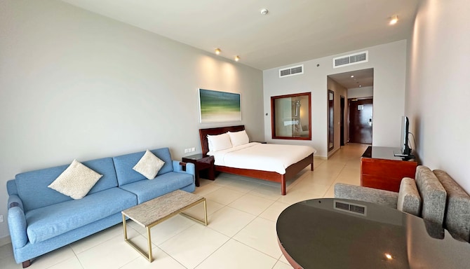 Radisson Blu Resort, Fujairah - Premium Room with balcony & ocean view