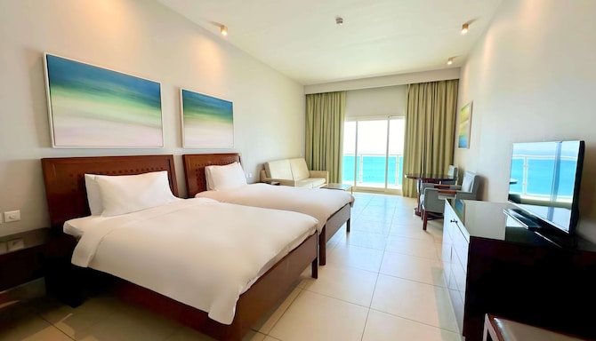 Radisson Blu Resort, Fujairah - Premium Room with balcony & ocean view
