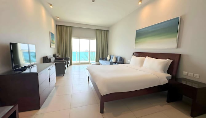 Radisson Blu Resort, Fujairah - Premium Room with balcony & ocean view