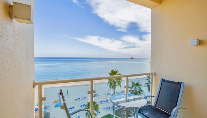 Radisson Blu Resort, Fujairah - Standard Room with balcony & ocean view