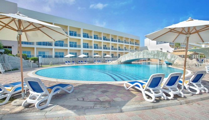 Radisson Blu Resort, Fujairah - Outdoor Pool