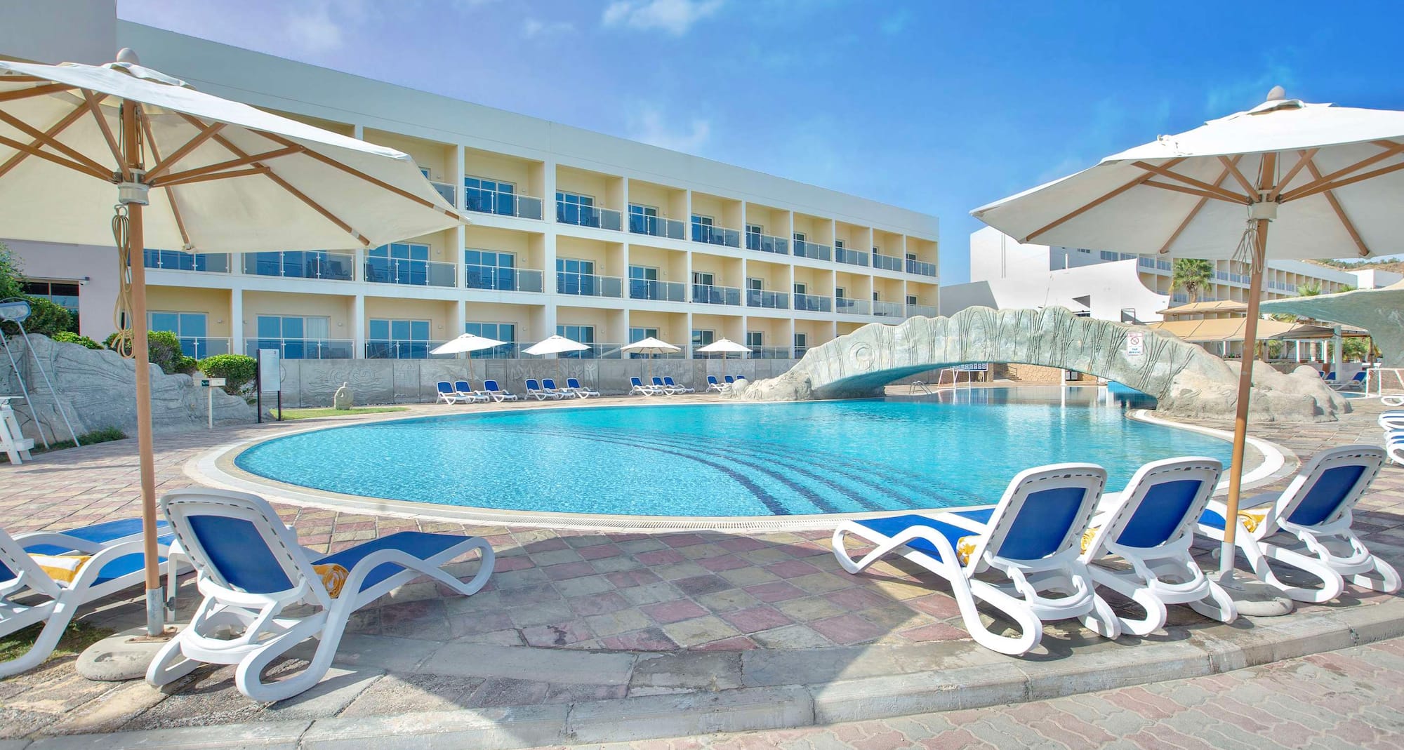 Radisson Blu Resort, Fujairah - Outdoor Pool