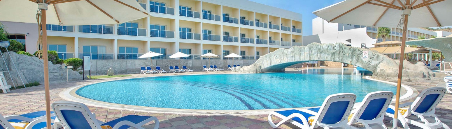 Radisson Blu Resort, Fujairah - Outdoor Pool