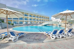 Radisson Blu Resort, Fujairah - Outdoor Pool