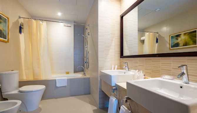 Radisson Blu Resort, Fujairah - Suite bathroom