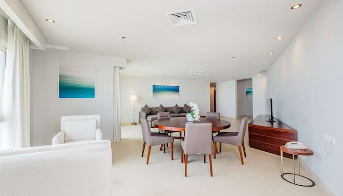 Radisson Blu Resort, Fujairah - Suite with balcony & ocean view