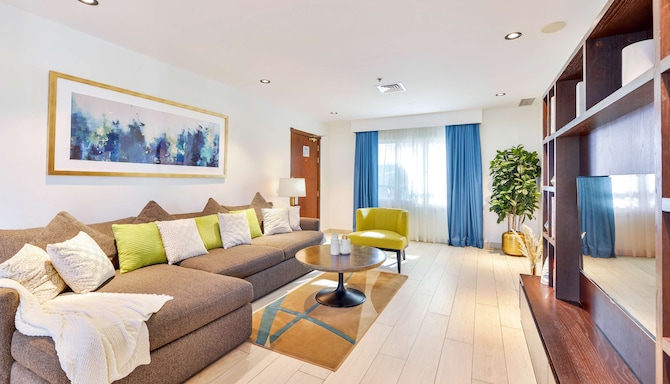 Radisson Blu Resort, Fujairah - Three Bedroom Suite with balcony & ocean view