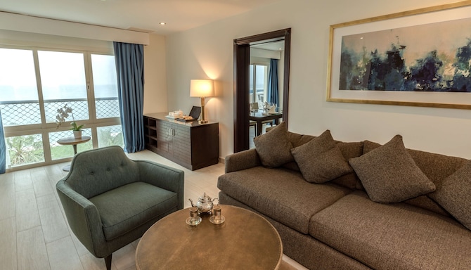 Radisson Blu Resort, Fujairah - Suite living room