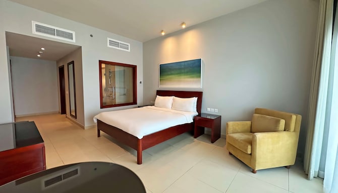 Radisson Blu Resort, Fujairah - Suite with balcony & ocean view