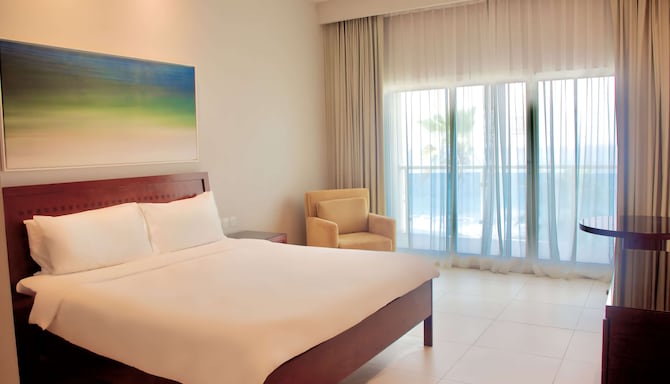 Radisson Blu Resort, Fujairah - Suite with balcony & ocean view