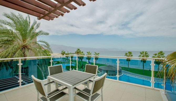 Radisson Blu Resort, Fujairah - Grand Suite with balcony & ocean view