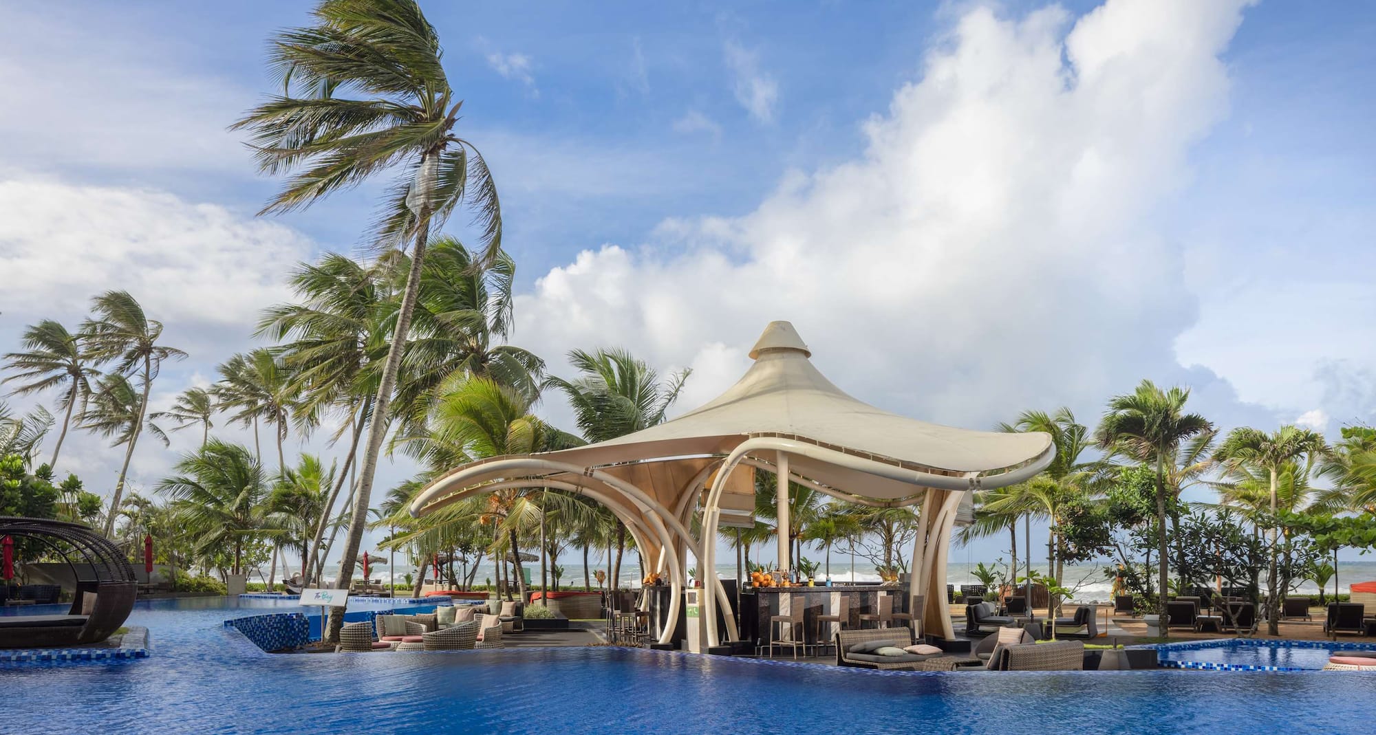 Radisson Blu Resort, Galle - The Bay pool bar