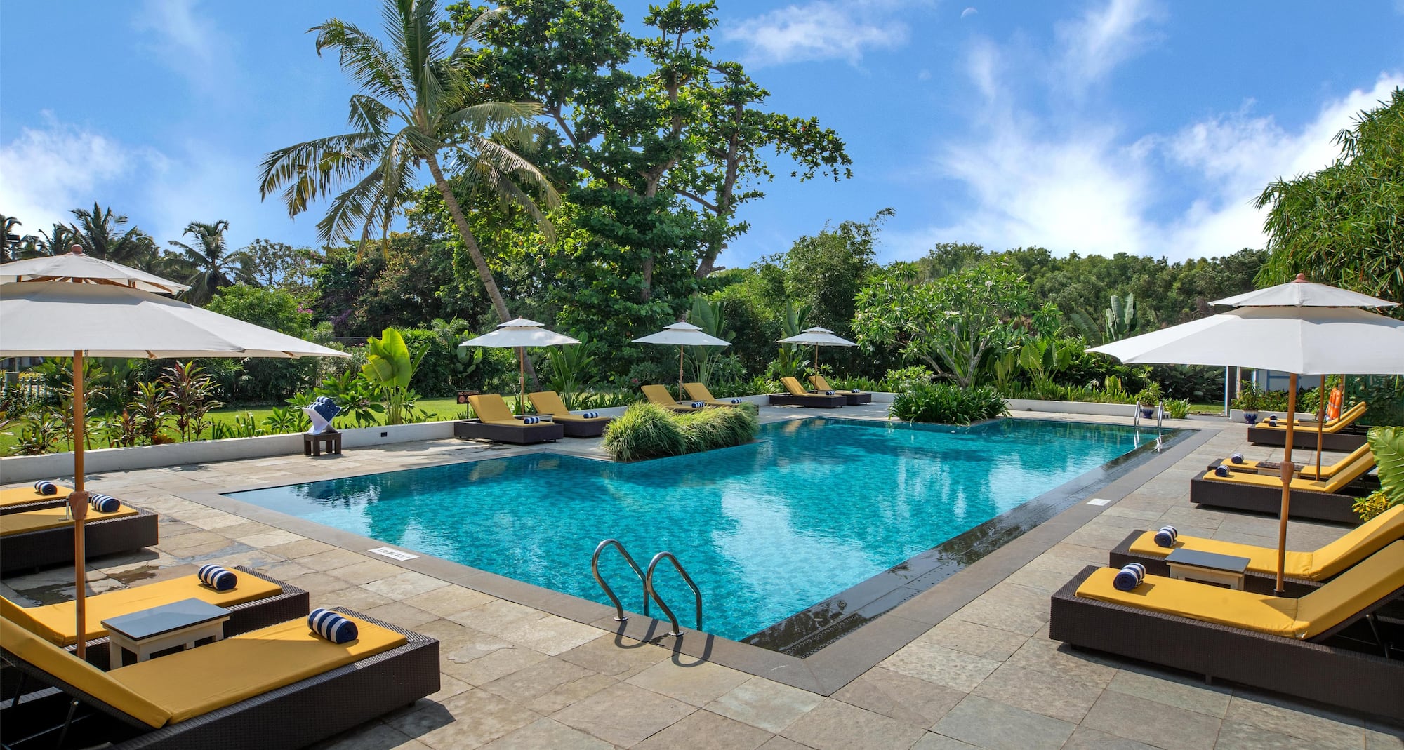 Radisson Blu Resort, Goa Cavelossim Beach - Tropical Pool with attached lawn