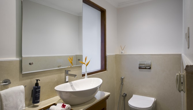 Radisson Blu Resort, Goa Cavelossim Beach - Люкс ванна