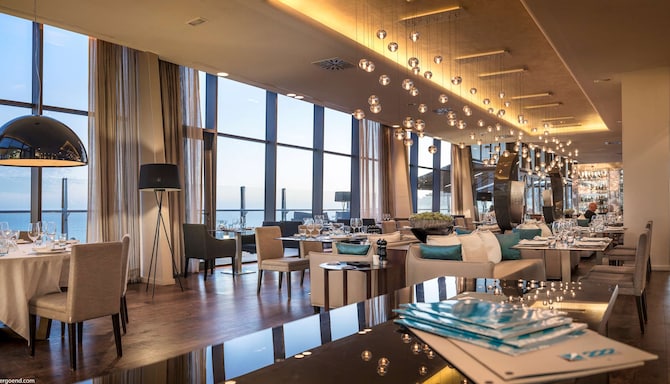 Radisson Blu Resort and Spa, Gran Canaria Mogan - Bar 222SW y restaurante parrilla