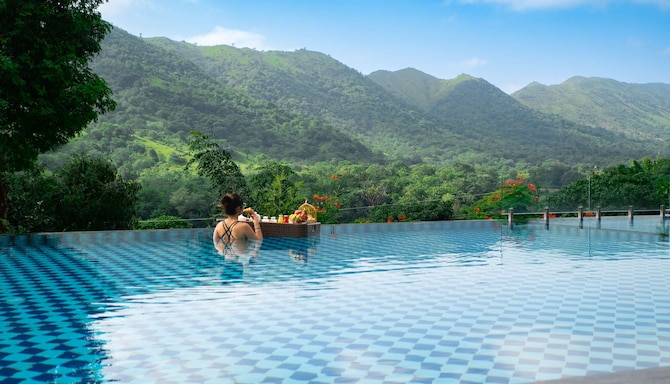 Radisson Blu Resort, Kumbhalgarh - Pool and View