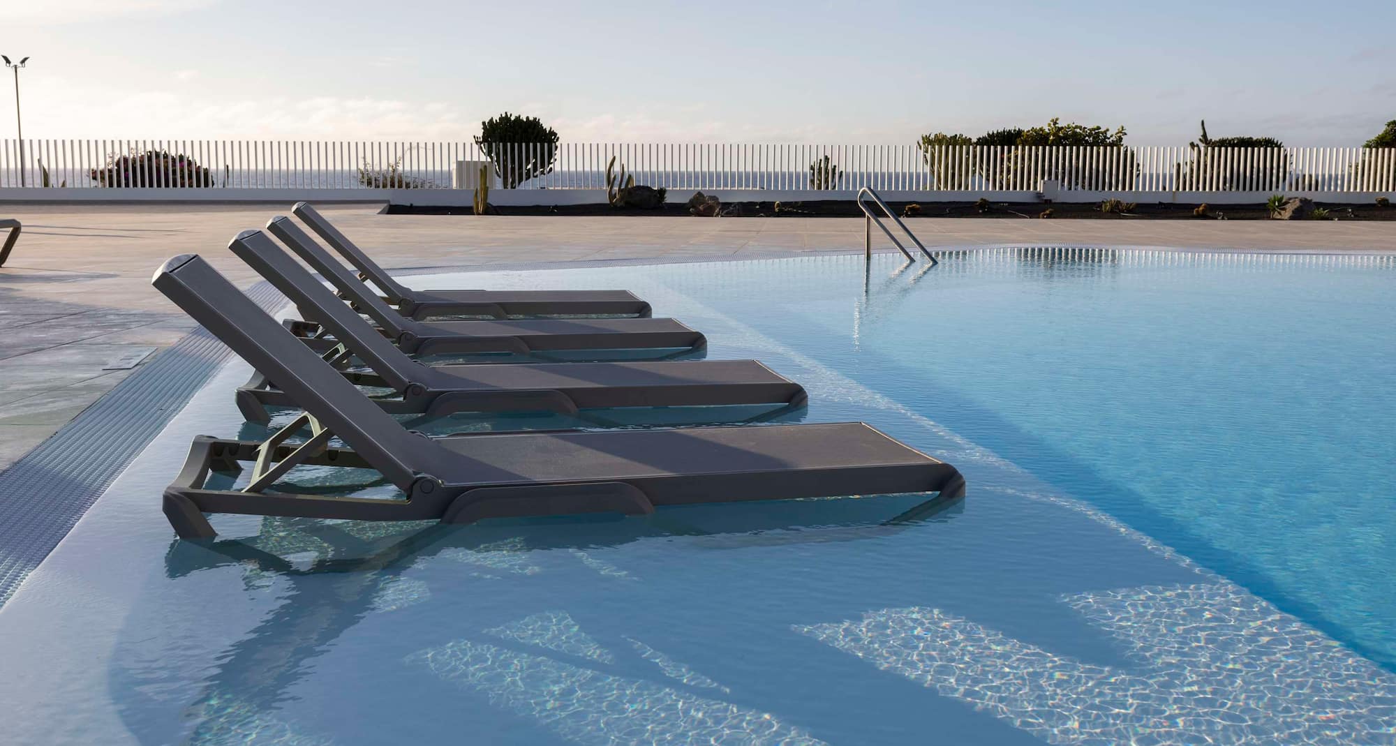 Radisson Blu Resort, Lanzarote - Piscina con tumbonas para relajarse