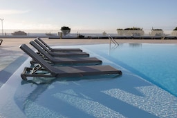 Radisson Blu Resort, Lanzarote - Piscina con tumbonas para relajarse