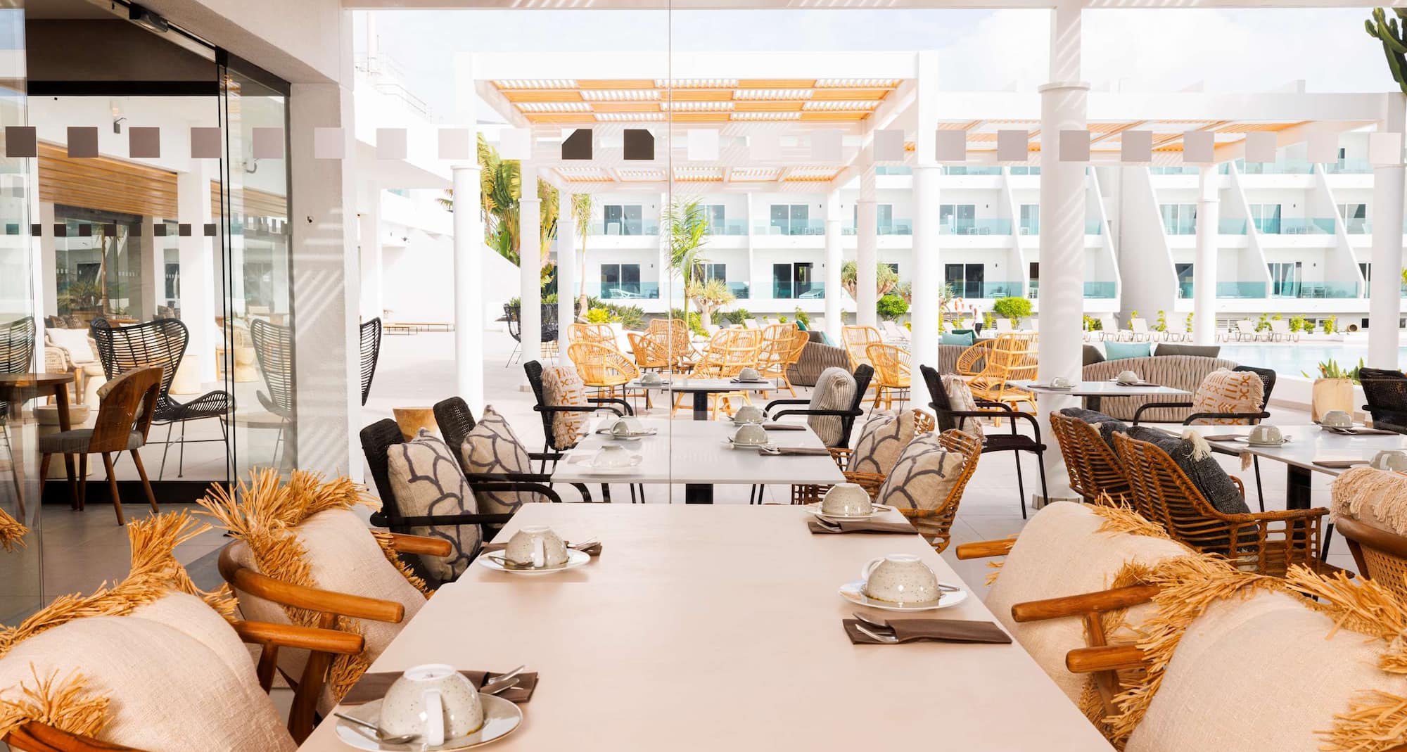 Radisson Blu Resort, Lanzarote - Vista a la zona de la piscina principal desde el restaurante bufé Tremor 