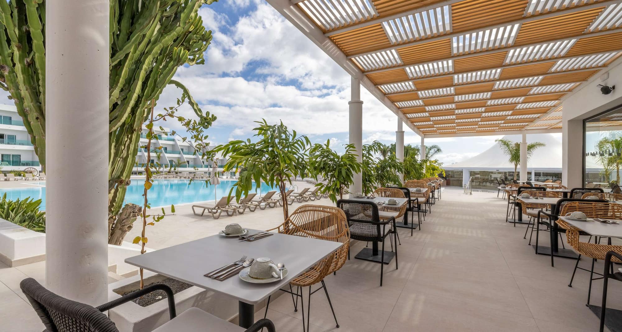 Radisson Blu Resort, Lanzarote - Restaurante bufé Tremor con vistas a la piscina