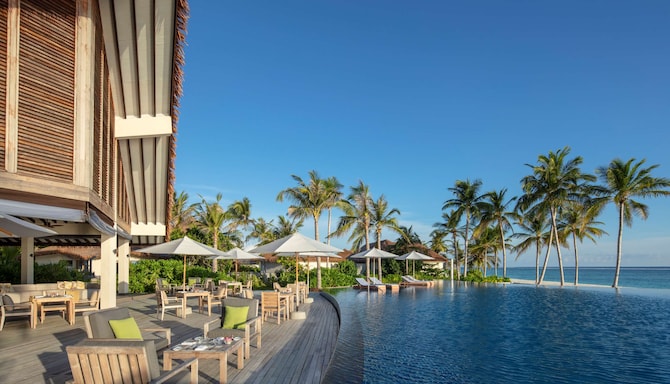 Radisson Blu Resort Maldives - бар Eats & Beats у бассейна