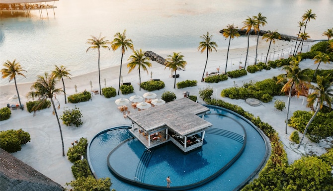 Radisson Blu Resort, Maldives - Crusoe s Pool Bar at sunset
