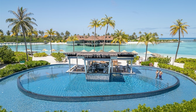 Radisson Blu Resort, Maldives - Crusoe s Pool Bar