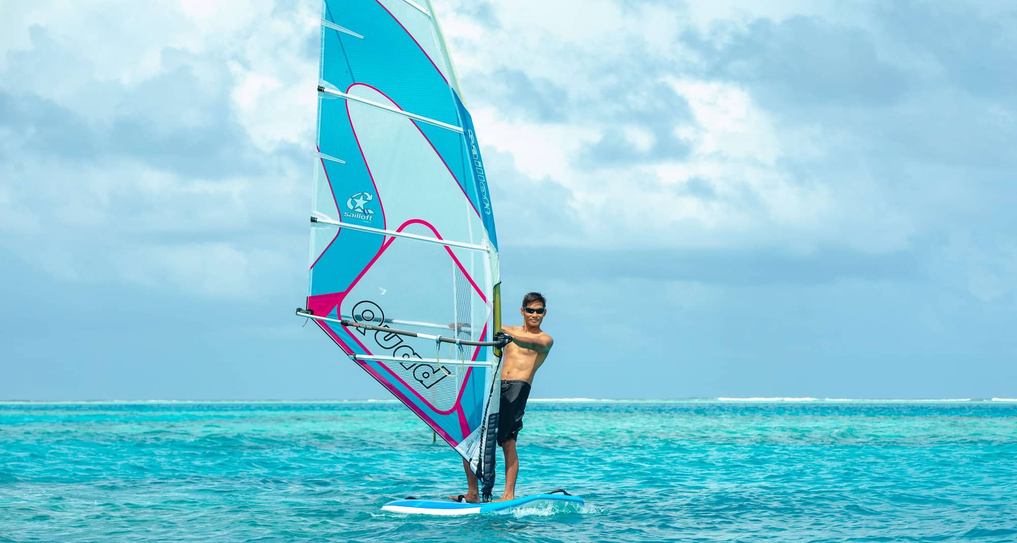 Radisson Blu Resort, Maldives - 물 위에서 비동력 스포츠인 윈드서핑을 즐겨보세요