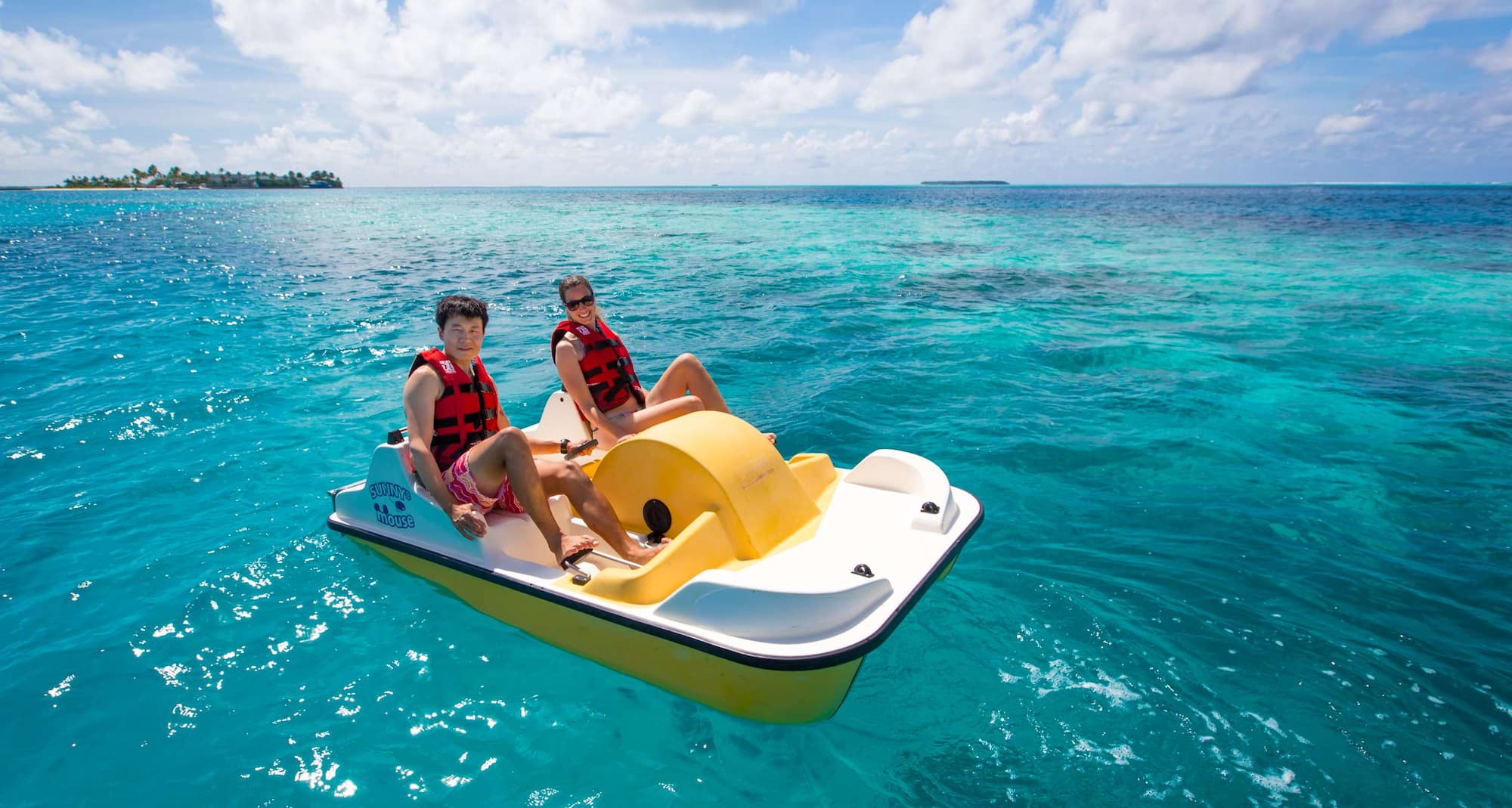 Radisson Blu Resort Maldives - 물 위에서 비동력 스포츠인 패들보트를 즐겨보세요