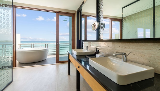 Radisson Blu Resort, Maldives - Presidential Water Villa upstairs bathroom
