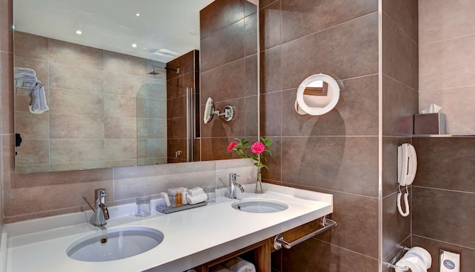 Radisson Blu Resort, Malta St. Julians - Guest Room Bathroom