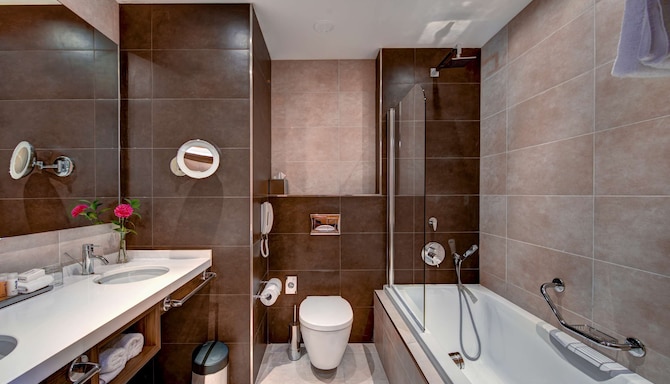 Radisson Blu Resort, Malta St. Julians - Guest Room Bathroom