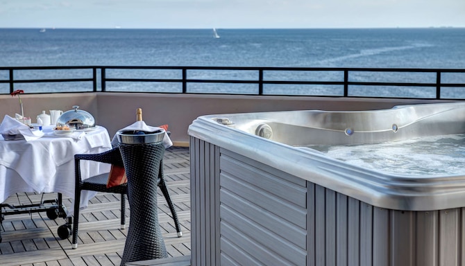 Radisson Blu Resort, Malta St. Julians - Suite Amenities