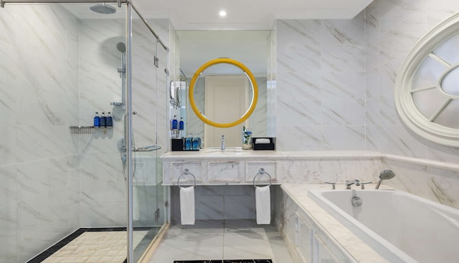 Radisson Blu Resort, Phu Quoc - Deluxe Room bathroom