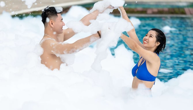 Radisson Blu Resort, Phu Quoc - Foam party