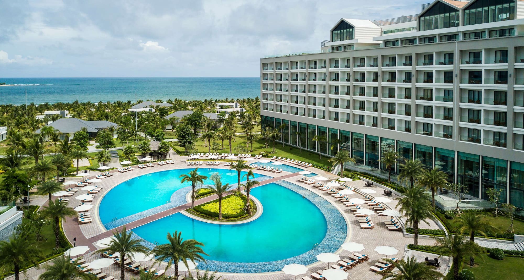 Thư giãn tại resort bãi biển đầy cảm hứng của chúng tôi | Radisson Blu  Resort, Phú Quốc
