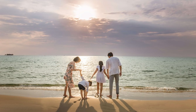 Radisson Blu Resort, Phu Quoc - Family on the beach