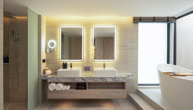 Radisson Blu Resort Phuket, Mai Khao Beach - Suite Ocean Front with Balcony Bath