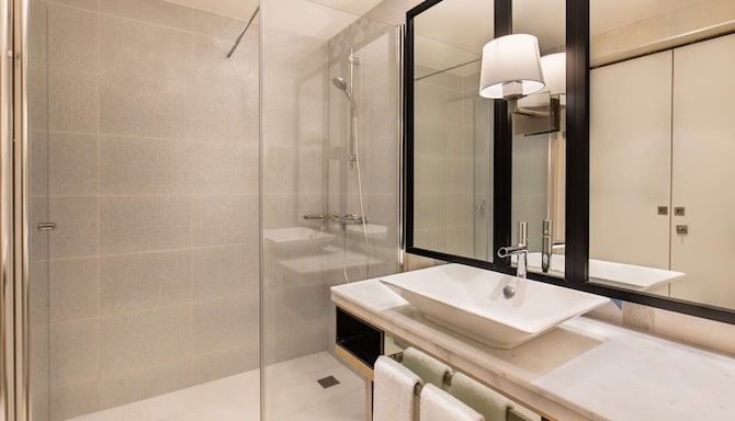 Radisson Blu Resort, Saidia Beach - Guest room bathroom