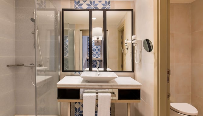 Radisson Blu Resort, Saidia Beach - Guest room bathroom