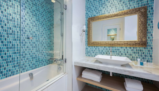 Radisson Blu Resort, Saidia Garden - Salle de bains d’une suite Junior