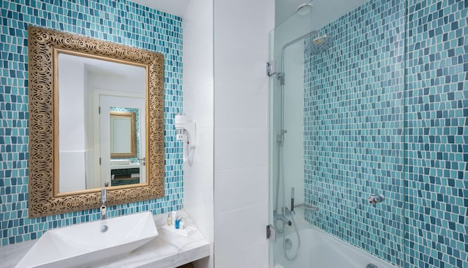 Radisson Blu Resort, Saidia Garden - Salle de bains d’une suite Familiale