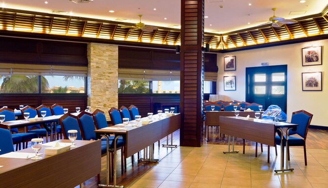 منتجع راديسون بلو الشارقة - الإمارات العربية المتحدة - قاعة اجتماعات